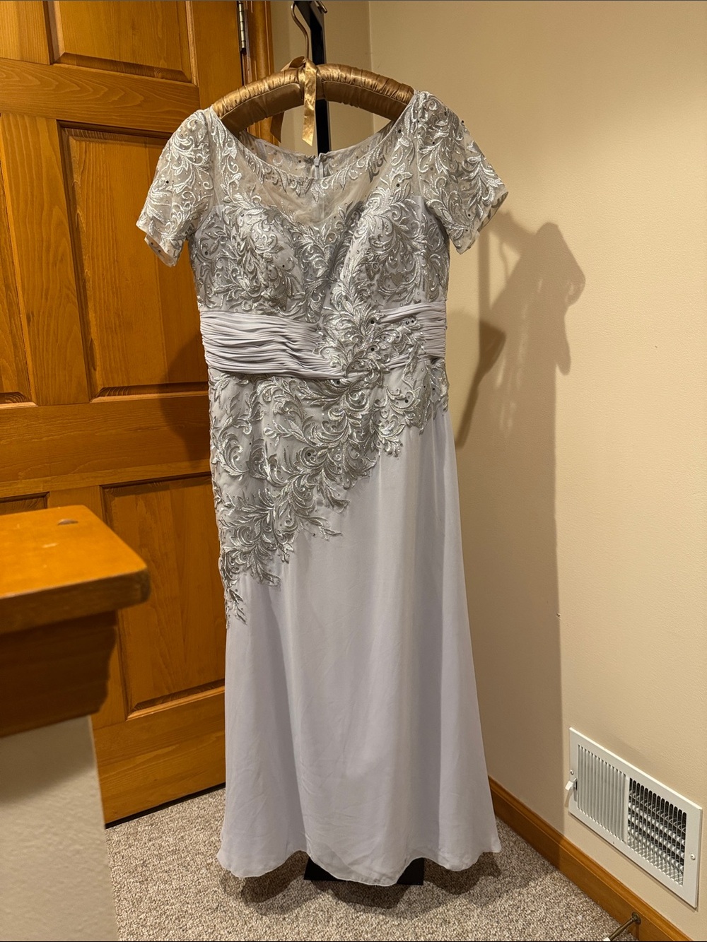 Elegant Cameron Blake Silver Lace  Dress with Short Sleeves Sz 16